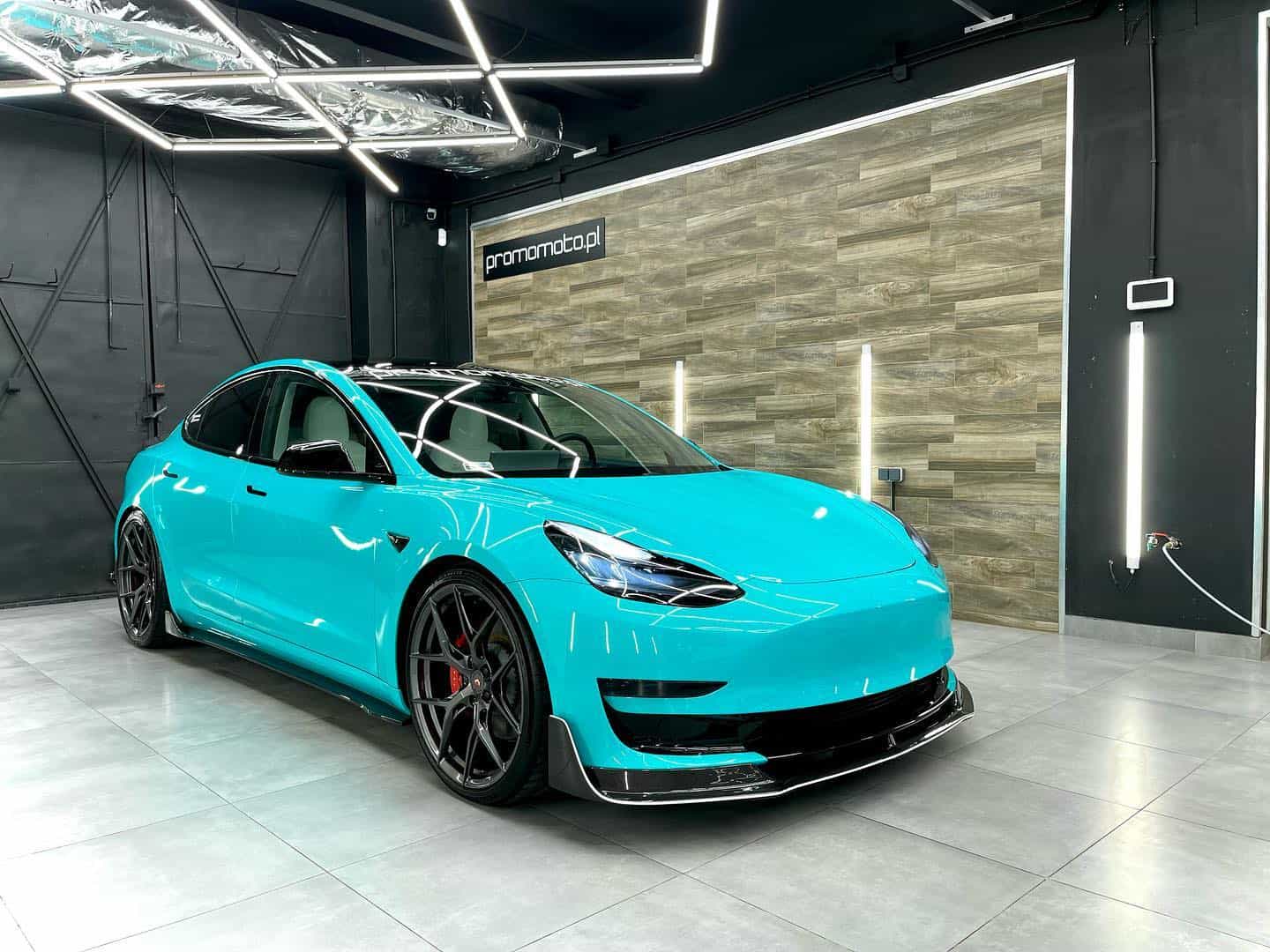 Zmiana koloru auta w Warszawie - Tesla 3