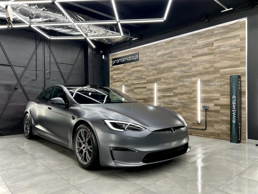Tesla - jak zmienić kolor samochodu?